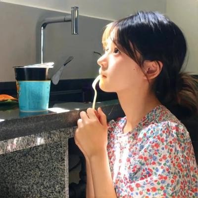 圈内老戏骨被曝私下抽烟，深夜机场画面流出